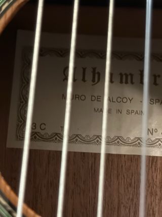 Guitarra Alhambra Clásica + Cuerdas Hannabach