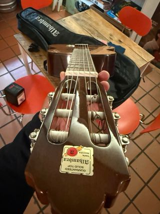 Guitarra Alhambra Clásica + Cuerdas Hannabach