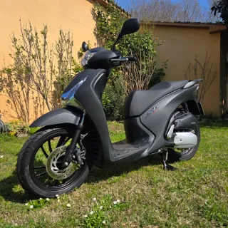 Honda Scoopy SH125i Negra sport.