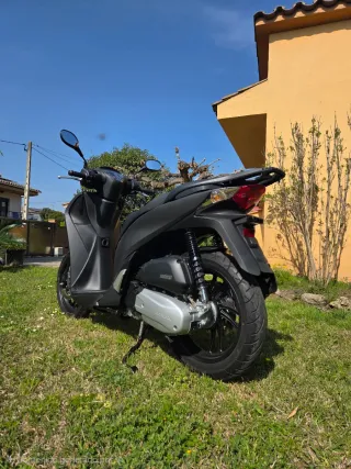 Honda Scoopy SH125i Negra sport.