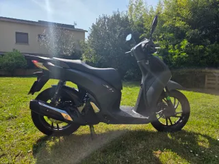 Honda Scoopy SH125i Negra sport.