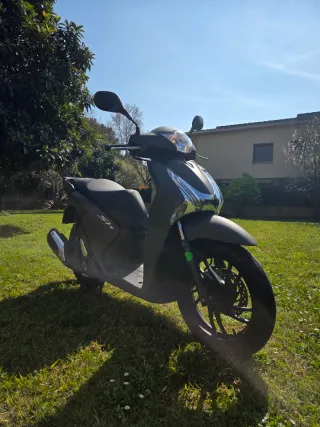 Honda Scoopy SH125i Negra sport.