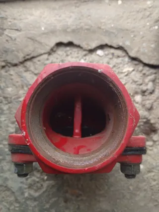 Válvulas de riego rojas