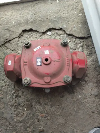 Válvulas de riego rojas