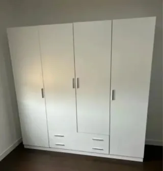 Armarios blancos nuevos de madera