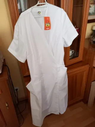 Bata de trabajo blanca (limpieza, farmacia...)