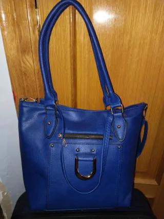 Bolso azul sin estrenar con correa larga incluida