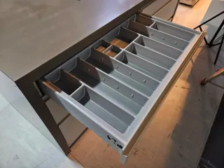 Isla de cocina de piedra y madera SCHMIDT