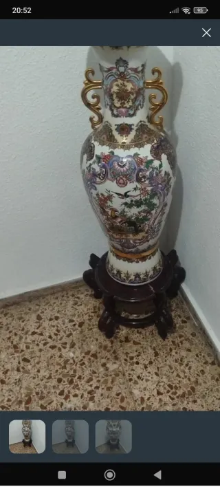 Jarrón de cerámica grande con base de madera