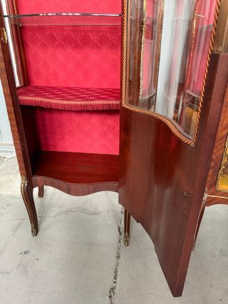 Pareja de vitrinas de madera y cristal