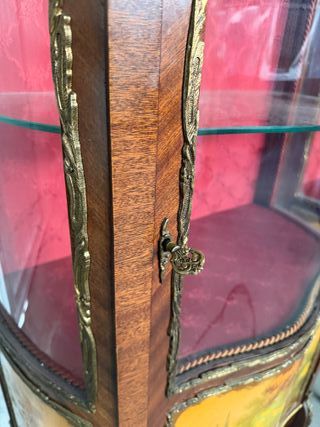 Pareja de vitrinas de madera y cristal