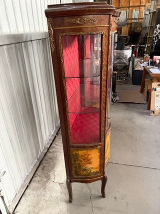 Pareja de vitrinas de madera y cristal