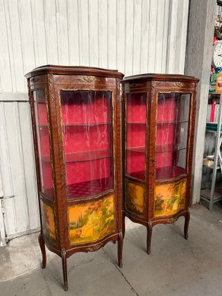 Pareja de vitrinas de madera y cristal