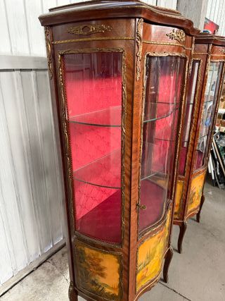 Pareja de vitrinas de madera y cristal