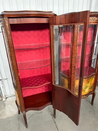 Pareja de vitrinas de madera y cristal