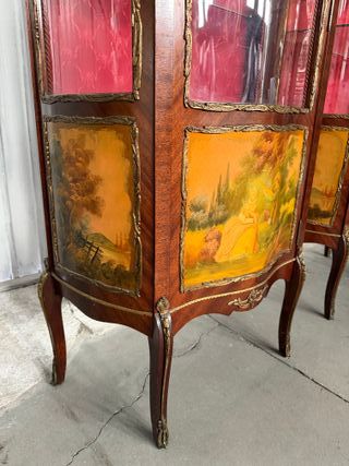 Pareja de vitrinas de madera y cristal