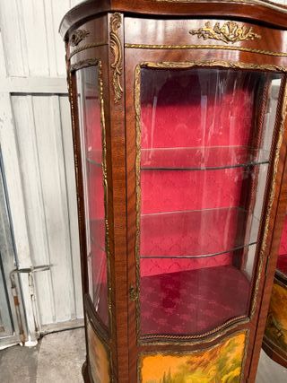 Pareja de vitrinas de madera y cristal