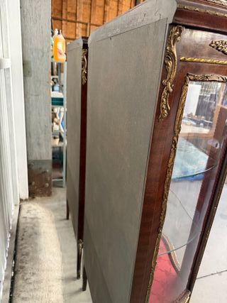 Pareja de vitrinas de madera y cristal