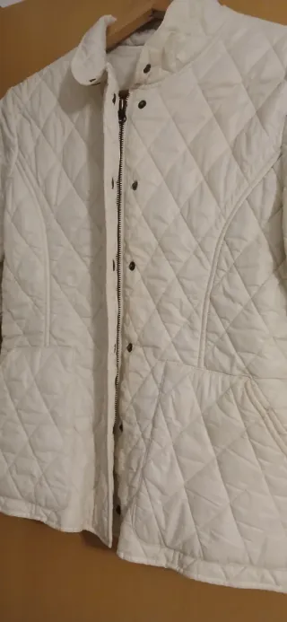 Chaqueta de mujer color crema.Matelaseada