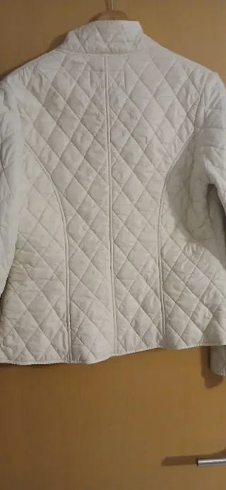 Chaqueta de mujer color crema.Matelaseada