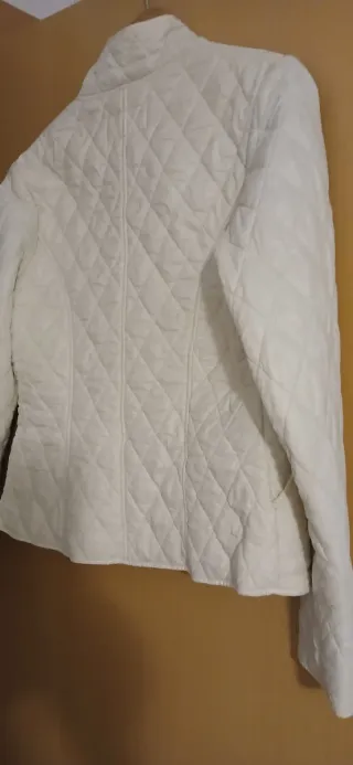 Chaqueta de mujer color crema.Matelaseada