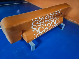 Sofá naranja con estampado