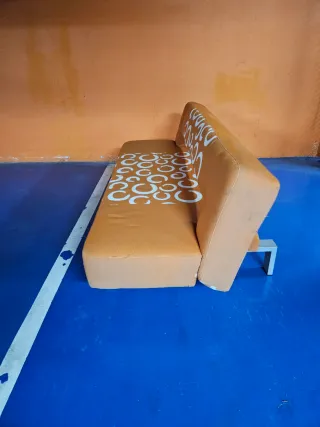 Sofá naranja con estampado