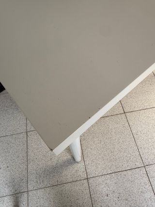 Mesa auxiliar blanca