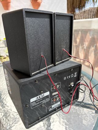 Altavoces Akai Negros