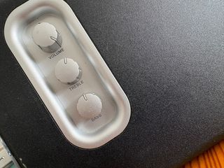 Altavoces Akai Negros