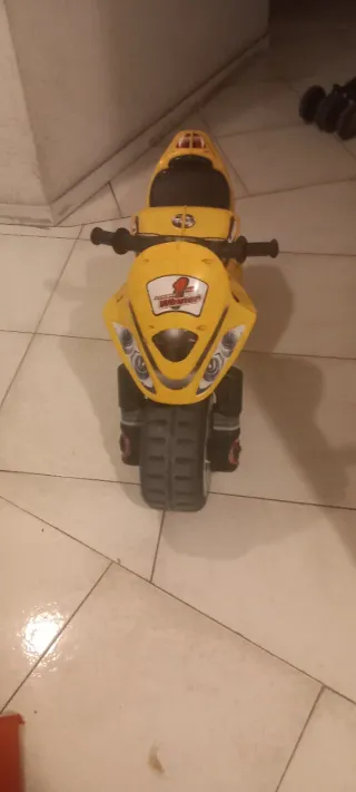 Moto de Juguete Amarilla