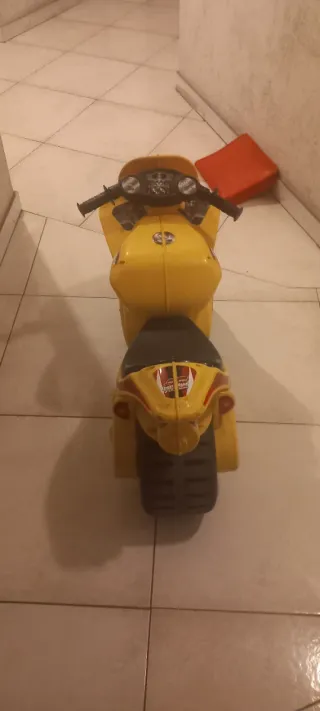 Moto de Juguete Amarilla