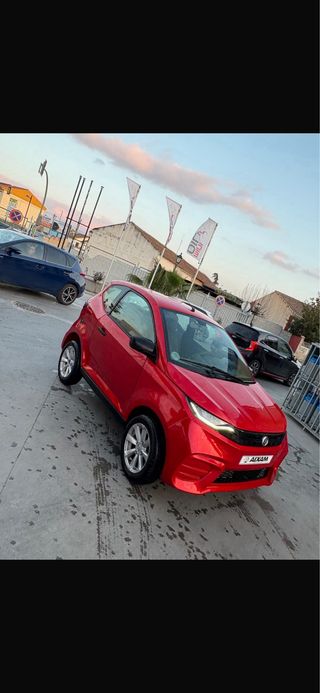 se vende aixam city de color rojo con 4000km