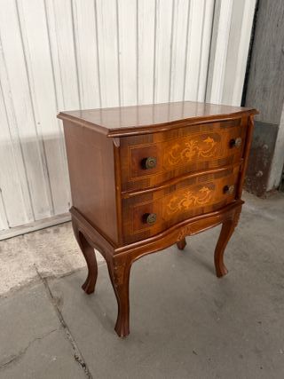 Mesita de noche antigua de madera