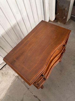 Mesita de noche antigua de madera