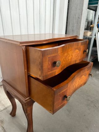 Mesita de noche antigua de madera