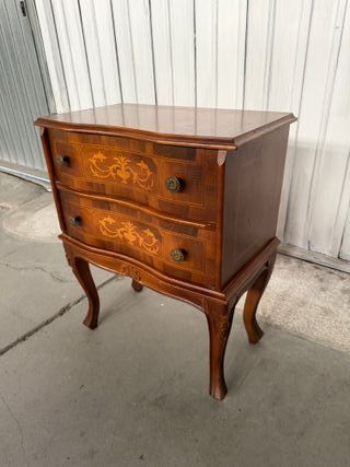 Mesita de noche antigua de madera