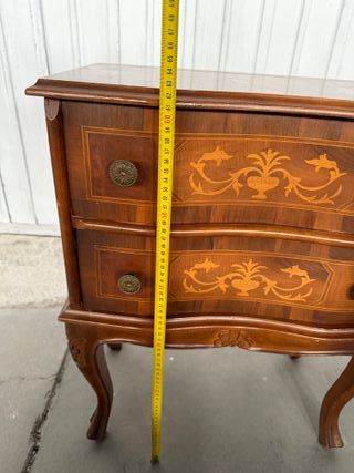 Mesita de noche antigua de madera