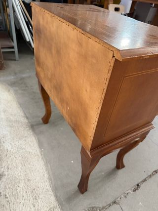 Mesita de noche antigua de madera