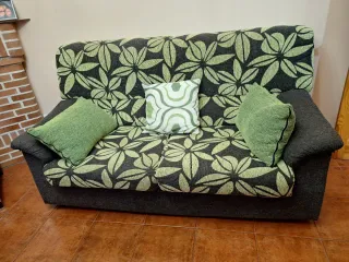 Sofá estampado floral verde y negro