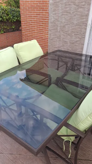 Mesa de jardín cristal y 4 sillas metálicas