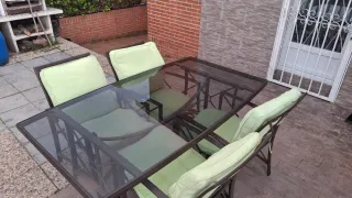 Mesa de jardín cristal y 4 sillas metálicas
