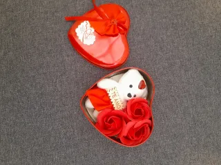 Caja Corazón con Peluche y Rosas Rojas