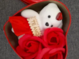 Caja Corazón con Peluche y Rosas Rojas