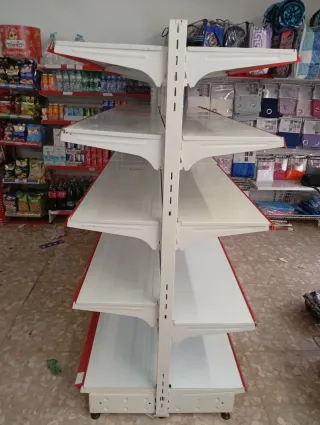 Estanterías metálicas blancas y rojas