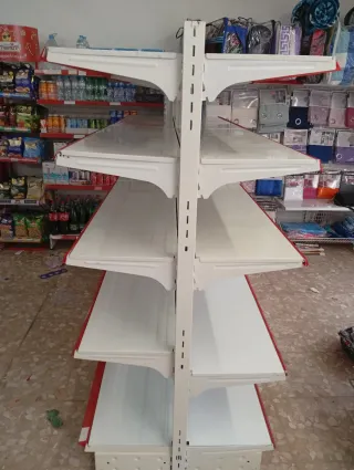 Estanterías metálicas blancas y rojas