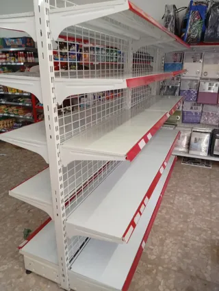 Estanterías metálicas blancas y rojas