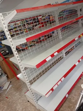 Estanterías metálicas blancas y rojas