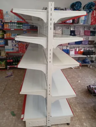 Estanterías metálicas blancas y rojas