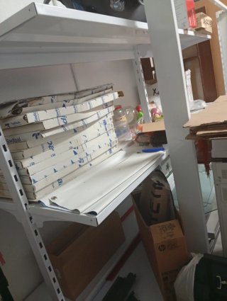 20 Estanterías metálicas blancas y Cada una 150